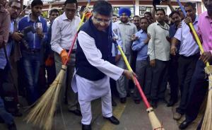 Ravi_Shankar_Prasad_broom_Clean_India_650_PTI